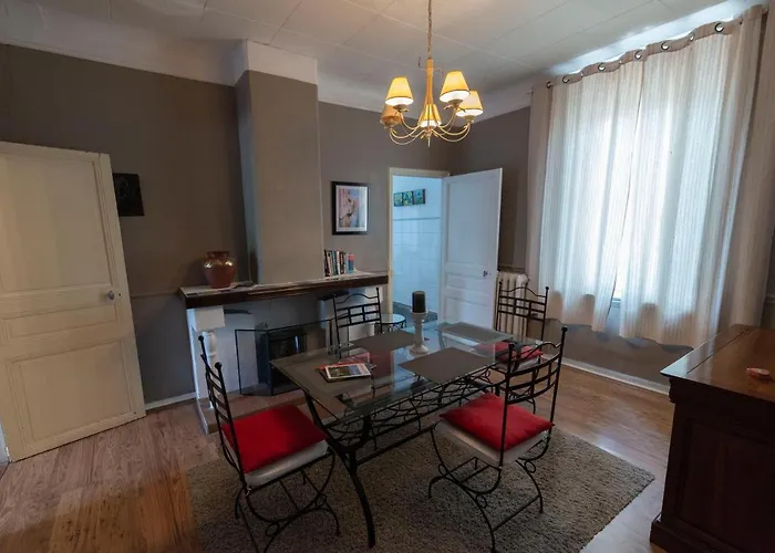 Апартаменти De 2 Au 1er Etage Каркассонн